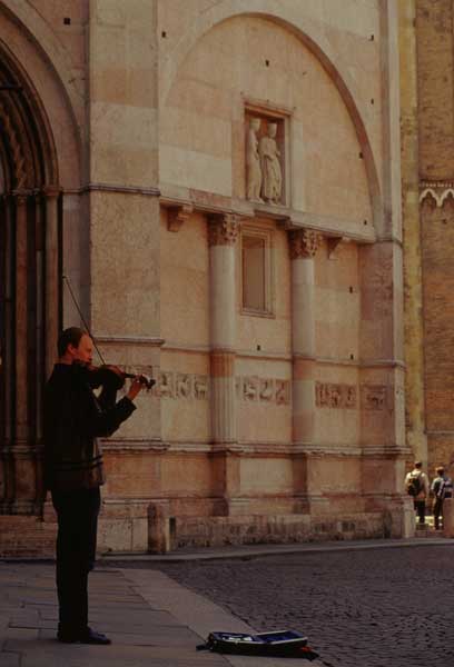 foto '.  <p><em>Il violinista e il Battistero.<br />
</em></p>
<p>Photographer: Franco Furoncoli</p>
 .'