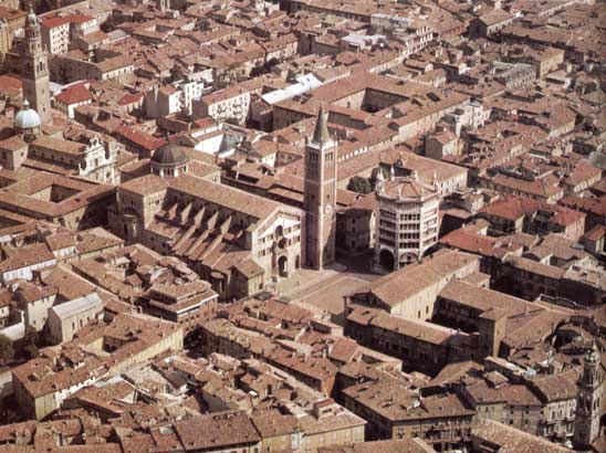 foto '.  <p><em>La Piazza del Duomo vista dal cielo.</em></p>
<p>Autore: Paolo Candelari</p>
 .'