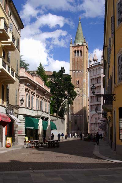 foto '.  <p><em>La cattedrale e il Battistero ripresi da Via al Duomo.</em></p>
<p>Autore: Claudio Carra</p>
 .'