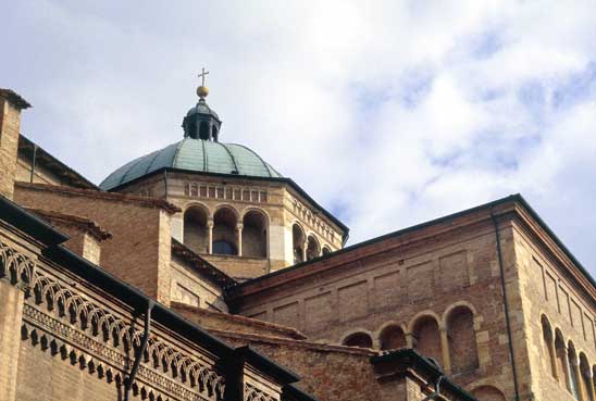 foto '.  <p><em>Il tamburo della cupola ripreso da sud.<br />
</em></p>
<p>Autore: Luciano Galloni</p>
 .'