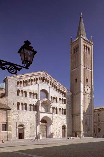 foto '.  <p><em>La facciata del Duomo.<br />
</em></p>
<p>Autore: Claudio Carra</p>
 .'
