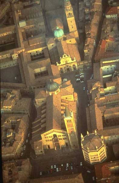 foto '.  <p><em>Il Duomo e il Battistero all’imbrunire dall’aereo.<br />
</em></p>
<p>Autore: Franco Furoncoli</p>
 .'